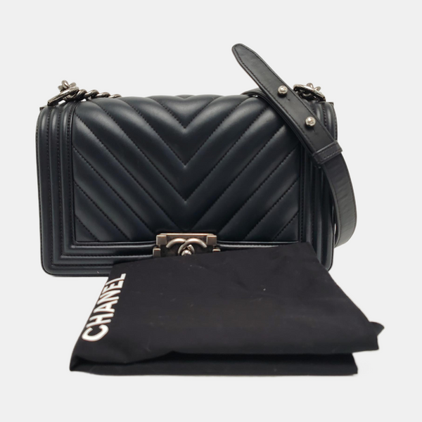 Authenticated pre-owned BOY CHANEL Medium Chevron Calfskin Black - Shoulder Bag at Looply