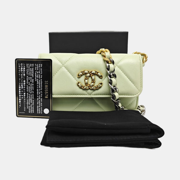 Chanel 19 de piel de cordero acolchada verde