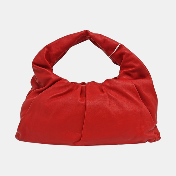 El bolso de mano de piel de becerro rojo