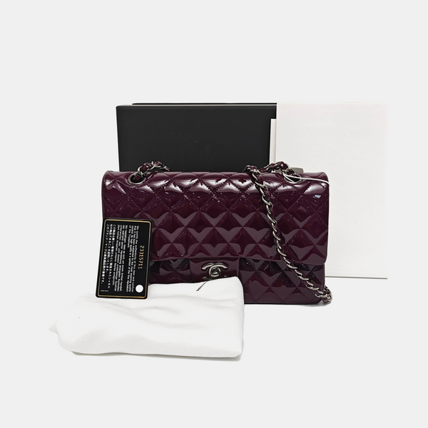 Authenticated pre-owned CLASSIC FLAP Medium Patent Calfskin Purple - Shoulder Bag at Looply