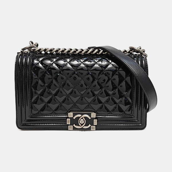 BOY CHANEL Mediano de charol acolchado negro