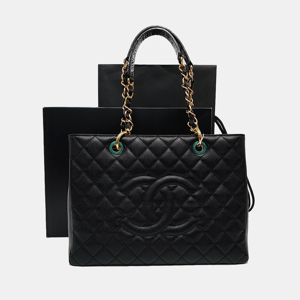 CHANEL GST Grande Piel de Becerro Granulada Acolchada Negra