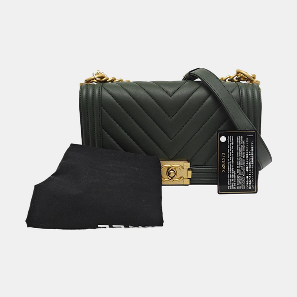 Authenticated pre-owned BOY CHANEL Medium Chevron, Quilted Calfskin Green - Shoulder Bag at Looply
