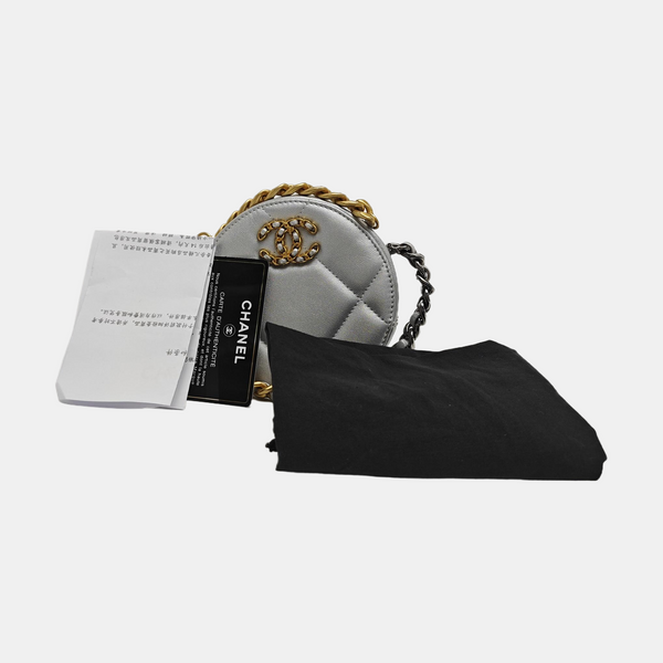 CHANEL 19 Piel de cordero acolchada plateada