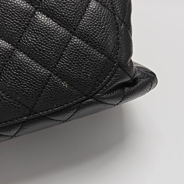 CHANEL GST Grande Piel de Becerro Granulada Acolchada Negra