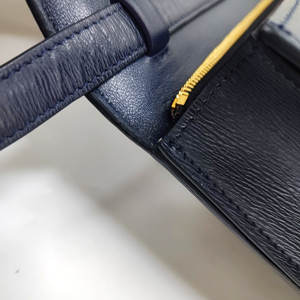 Authenticated pre-owned CLASSIC BOX Medium Calfskin Blue - Crossbody Bag at Looply