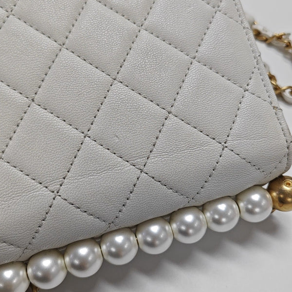 CLASSIC VERTICAL PEARL Small Quilted Lambskin White