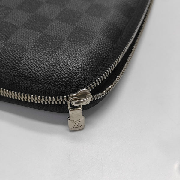 SLEEVE Damier Graphite Coated Canvas Black