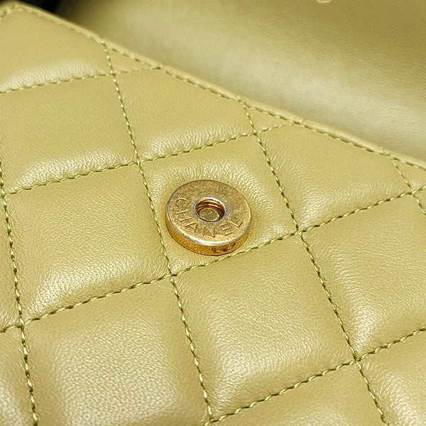 Authenticated pre-owned CLASSIC FLAP Quilted Lambskin Green - Shoulder Bag at Looply