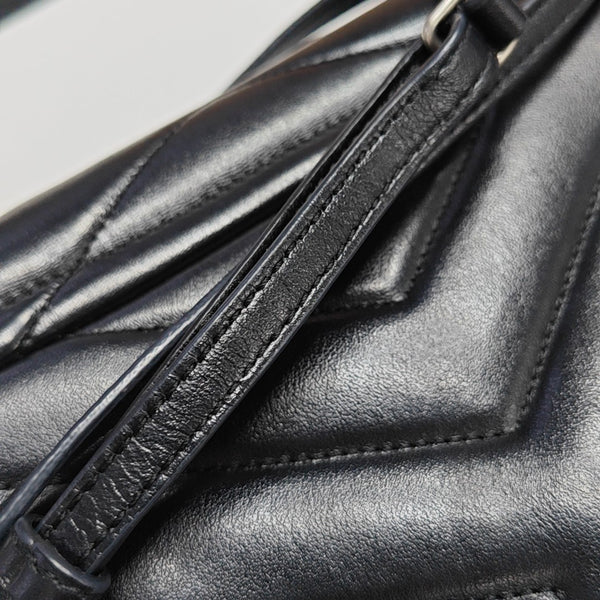 LOULOU Chevron de piel de becerro negra