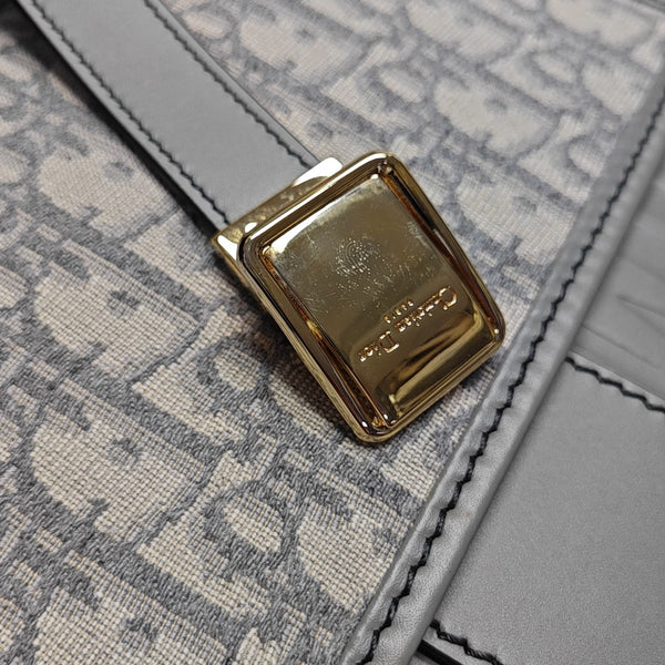 30 Montaigne Medium Oblique Canvas Gray