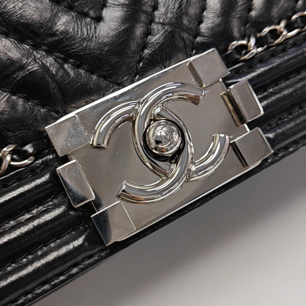 BOY CHANEL Medium Chevron, Quilted Vintage Calf Black