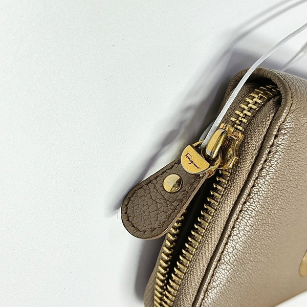 Authenticated pre-owned Gancini Calfskin Grey - Clutch at Looply