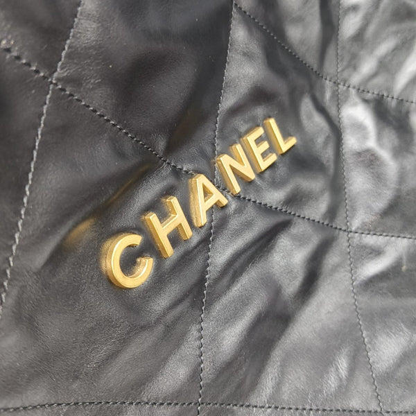 CHANEL 22 Medium Quilted Calfskin Black