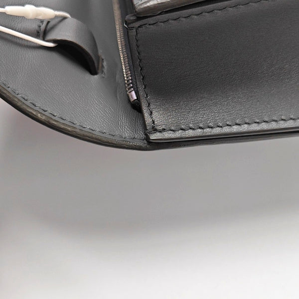 Authenticated pre-owned CLASSIC BOX Medium Calfskin Grey - Shoulder Bag at Looply