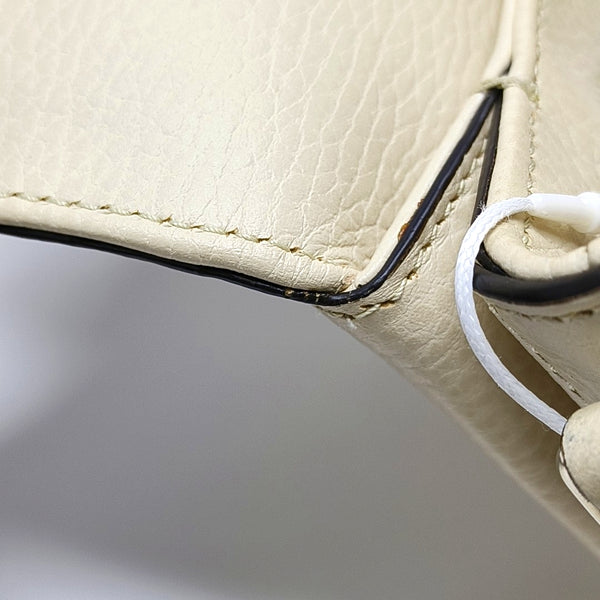 Piel de becerro mini con G entrelazada Beige