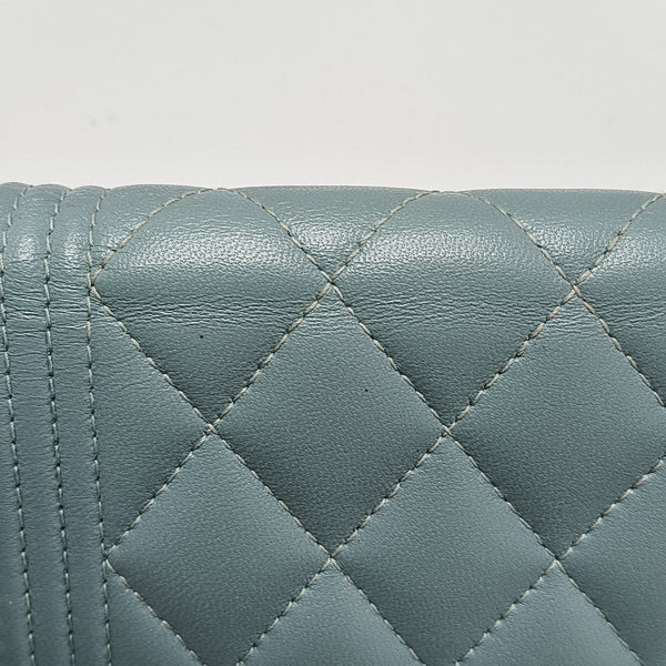Tarjetero BOY CHANEL acolchado de piel de cordero azul