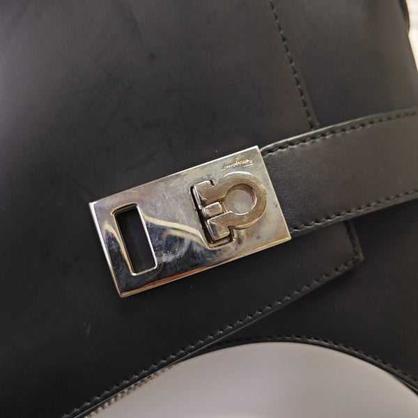 Clasp Hobo Medium Calfskin Black