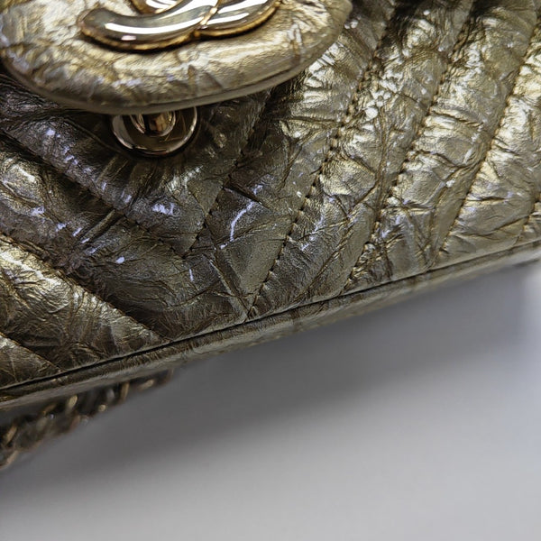 CLASSIC FLAP Small Chevron Patent Calfskin Gold