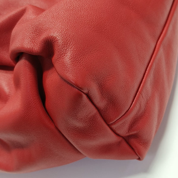 El bolso de mano de piel de becerro rojo