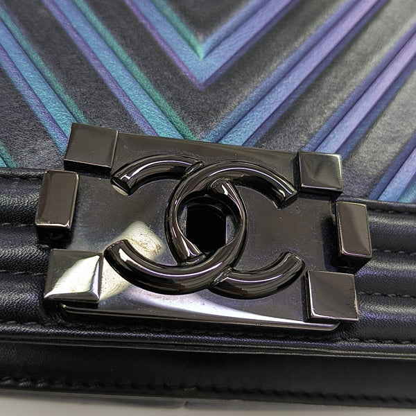 BOY CHANEL Medium Chevron Calfskin Black