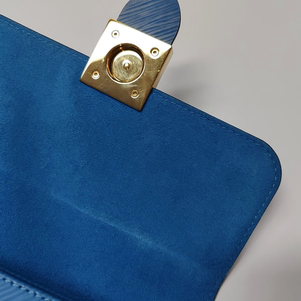 Authenticated pre-owned LOCKY Epi Blue - Shoulder Bag at Looply