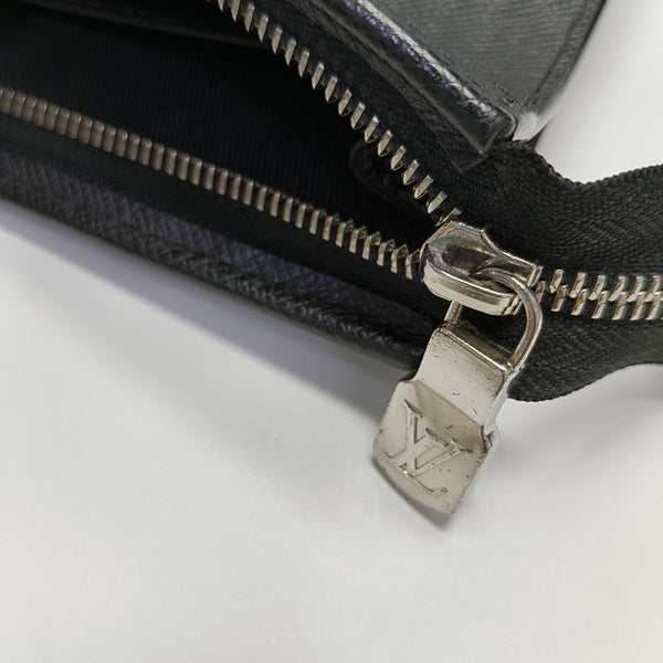 Pochette Voyag MM Calfskin Black