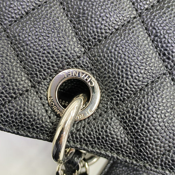 CHANEL GST Grande Piel de Becerro Granulada Acolchada Negra