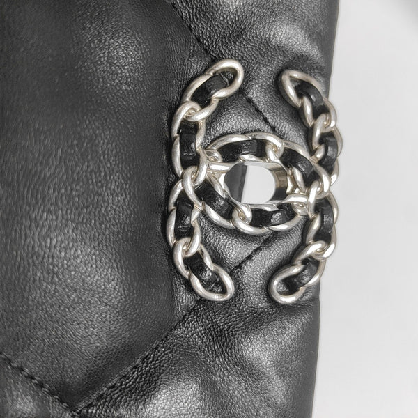 CHANEL 19 Piel de Cordero Acolchada Negra