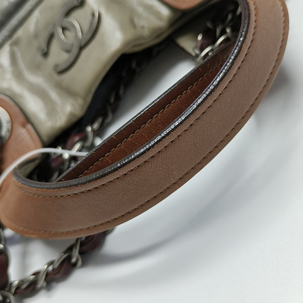 BOLSO TOTE Piel de becerro acolchada gris