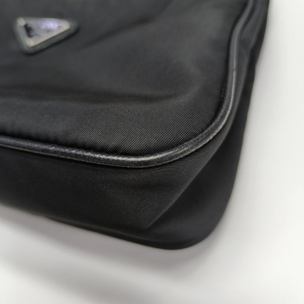 Authenticated pre-owned Re-Edition2005 Nylon Black - Crossbody Bag at Looply