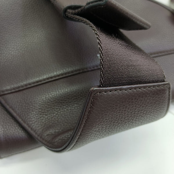 Saddle mediano de piel de ternera marrón