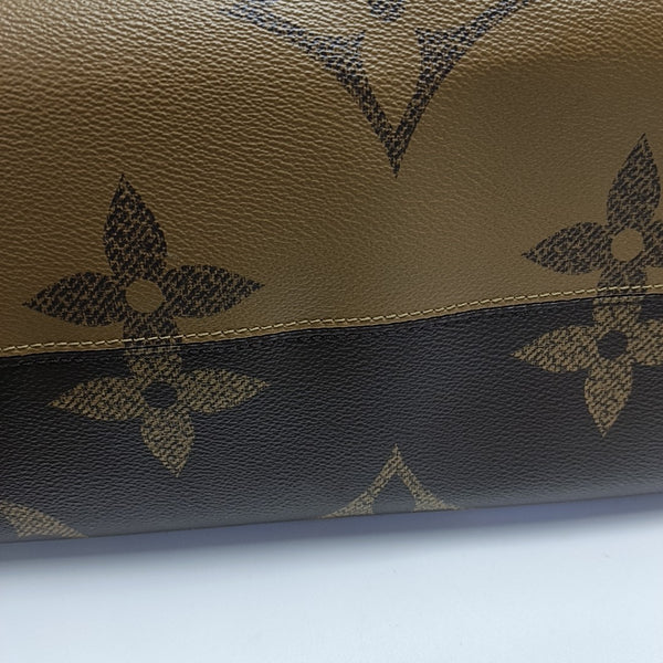 ONTHEGO GM Lona recubierta con el motivo Monogram de color marrón