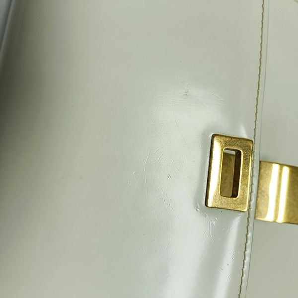 Authenticated pre-owned CLASSIC BOX Medium Calfskin White - Crossbody Bag at Looply