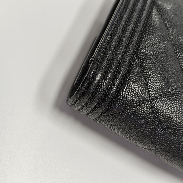 Cartera BOY CHANEL de piel de becerro granulada acolchada negra