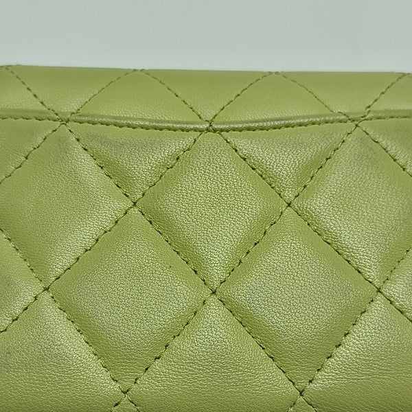 Cartera Clásica con Solapa de Piel de Cordero Acolchada Verde