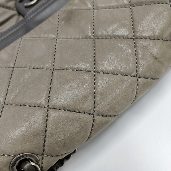 Bolso de Hombro Acolchado de Piel de Becerro Gris