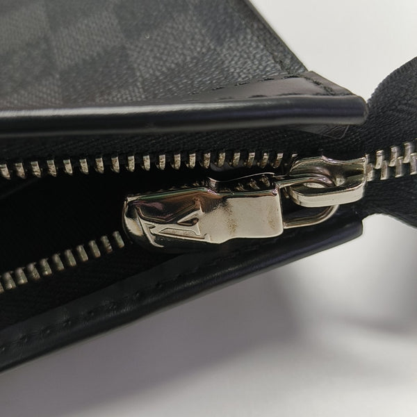 Pochette Voyag MM Damier Graphite Coated Canvas Gray