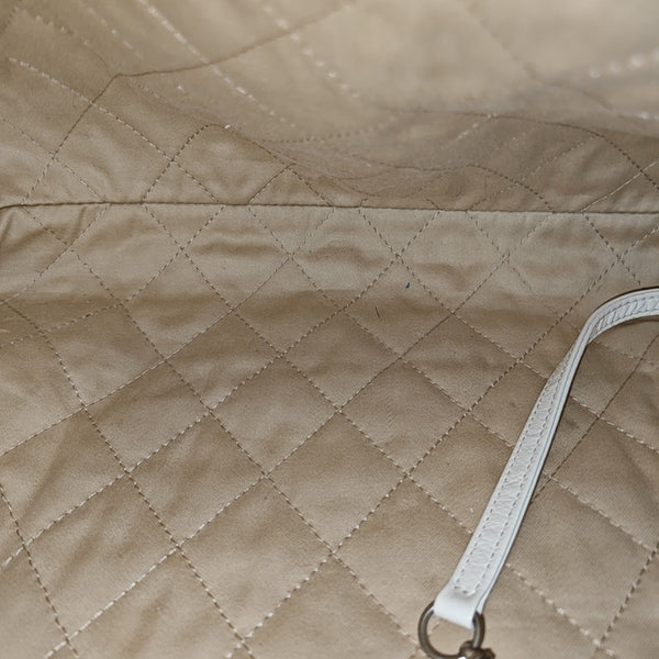CHANEL 22 Mediano Piel de becerro acolchada Blanco