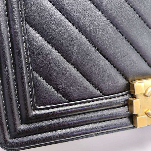BOY CHANEL Medium Chevron, Quilted Lambskin Black