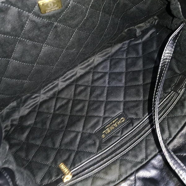 CHANEL 22 Small Quilted Calfskin Black