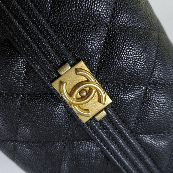 Cartera BOY CHANEL de piel de becerro granulada acolchada negra