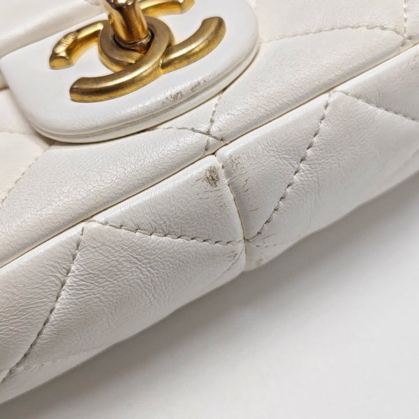 Authenticated pre-owned CLASSIC FLAP Quilted Lambskin White - Shoulder Bag at Looply