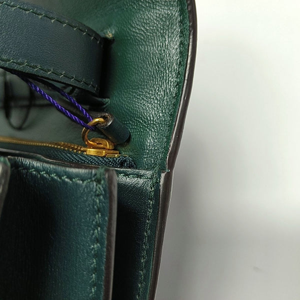 Authenticated pre-owned CLASSIC BOX Medium Calfskin Green - Shoulder Bag at Looply
