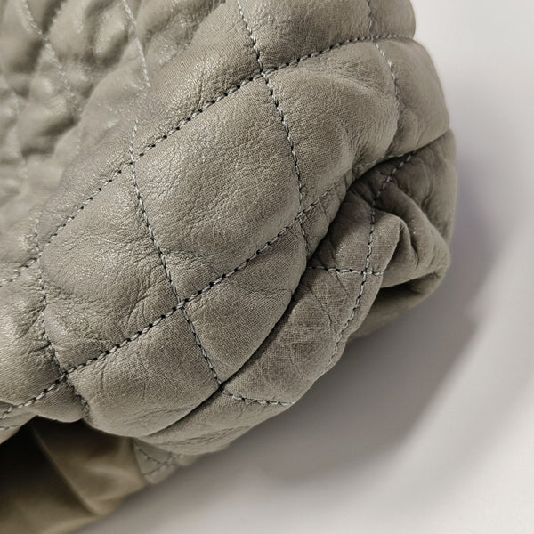 BOLSO TOTE Piel de becerro acolchada gris