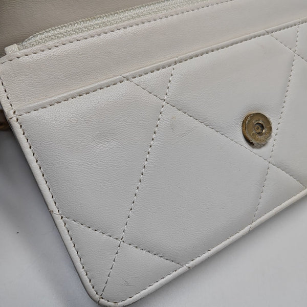 CHANEL 19 Piel de Cordero Acolchada Blanca