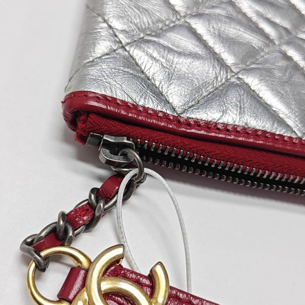 Authenticated pre-owned GABRIELLE Calfskin Silver - Clutch at Looply