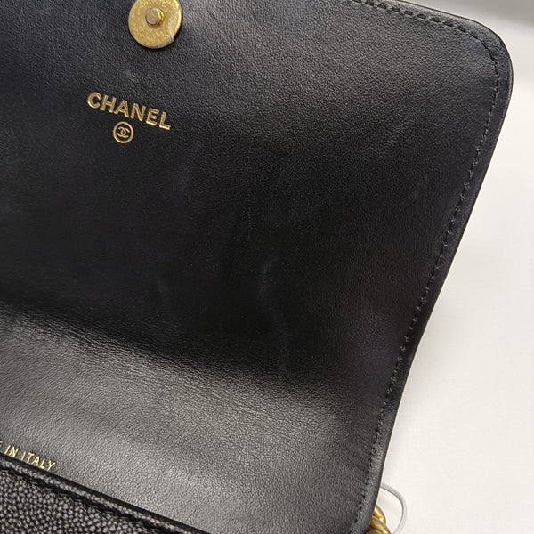 BOY CHANEL Piel de becerro graneada acolchada negra
