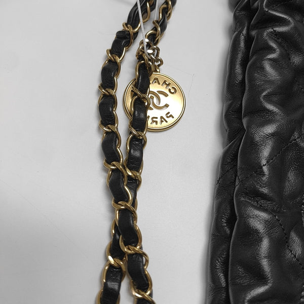 CHANEL 22 Medium Quilted Calfskin Black