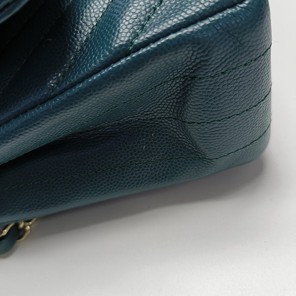 CLASSIC FLAP Medium Chevron Grained Calfskin Green